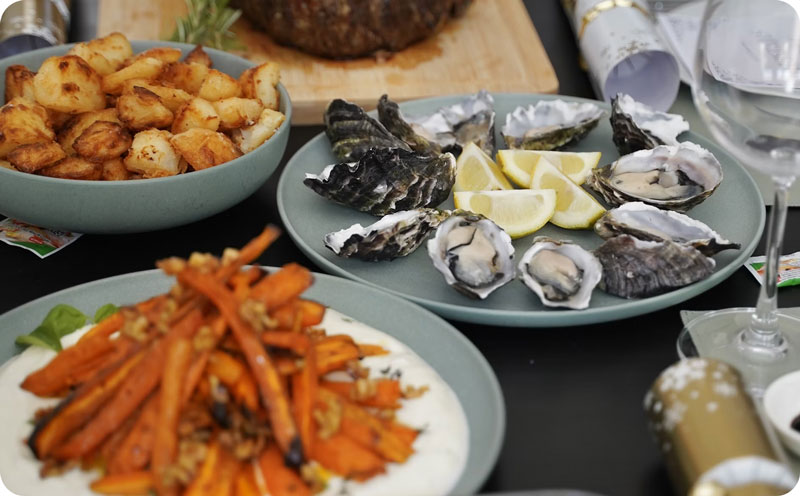 Bol de pommes de terre et assiette d’huîtres avec quartiers de citron