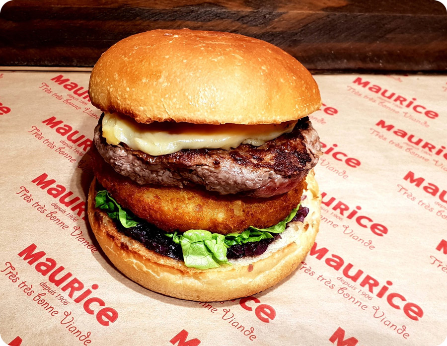 Burger de bœuf de Maurice avec une tranche de fromage et une feuille de laitue