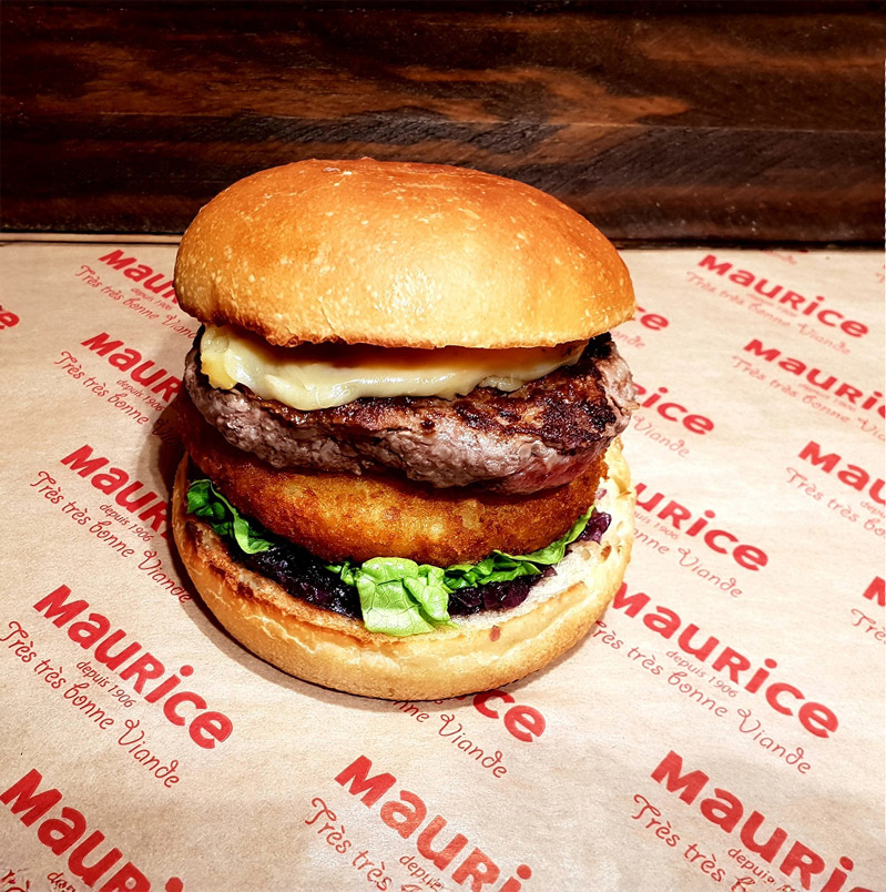 Burger de bœuf de Maurice avec une tranche de fromage et une feuille de laitue