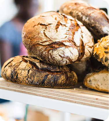 Pains de campagne croustillants sur une étagère